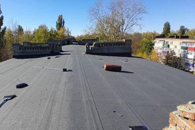 В Сердобске на улице Быкова обновляют крышу многоквартирного дома В Сердобске на улице Быкова обновляют крышу многоквартирного дома